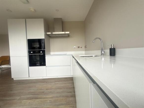 2 bed Apartment to rent Image 10