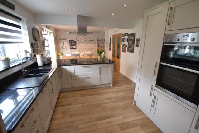 OPEN PLAN FAMILY DINING KITCHEN