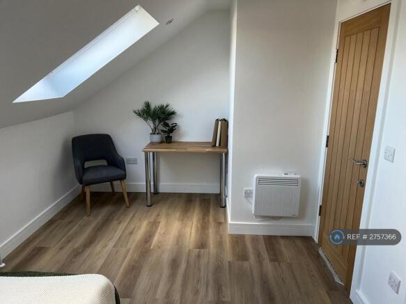 Room 5 - Available Now (£800)