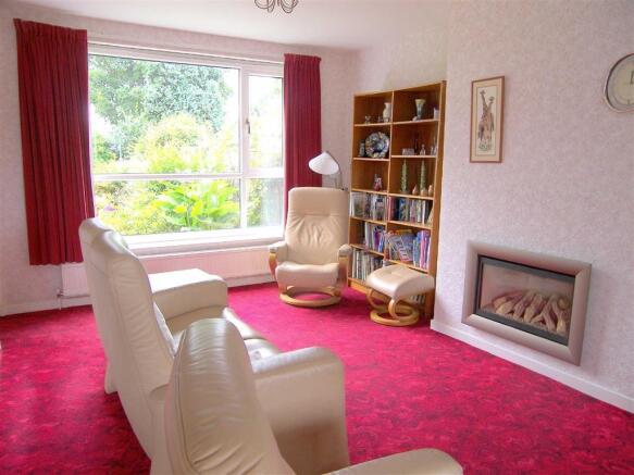 LOUNGE / DINING AREA