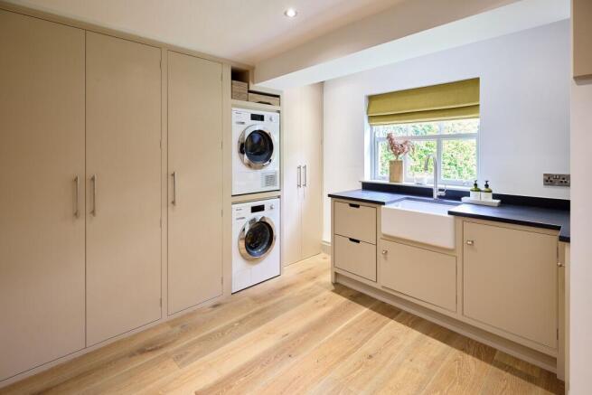5 bed Detached for sale Image 9