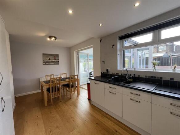 3 bed Semi-Detached for sale Image 6