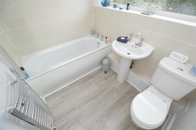 BATHROOM (rear)