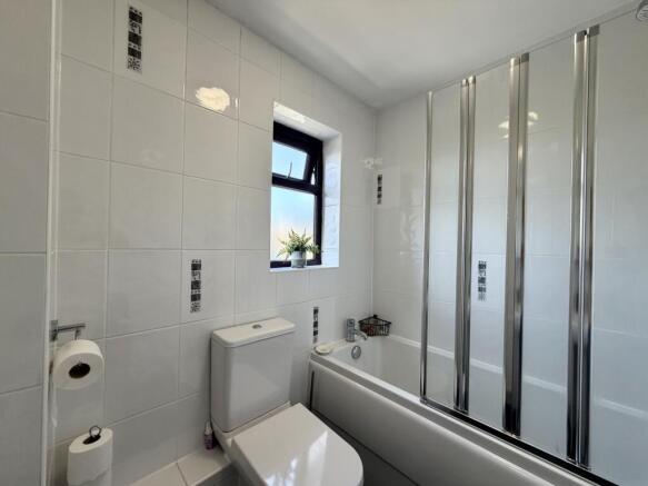 4 bed Detached for sale Image 10