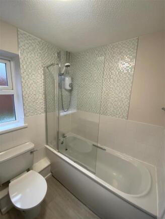 main bathroom 2.jpg