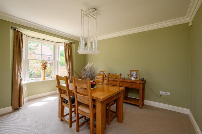 5 bed Detached for sale Image 8