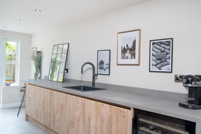 3 bed Terraced for sale Image 4