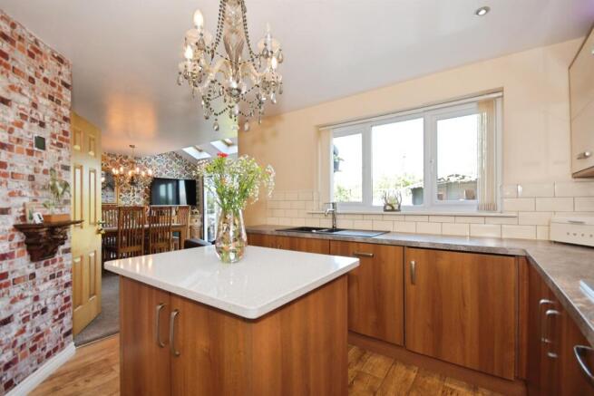 4 bed Detached for sale Image 6