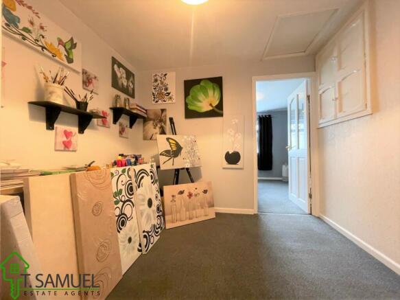 DRESSING ROOM B