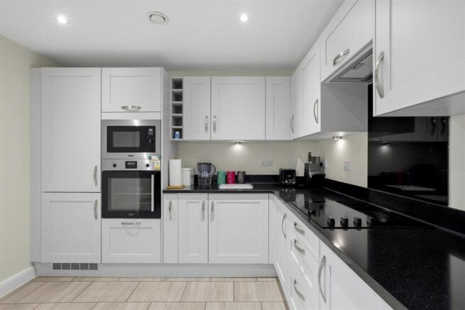 3 bed Apartment for sale Image 8