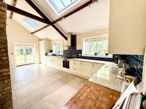 6 bed Detached to rent Image 4