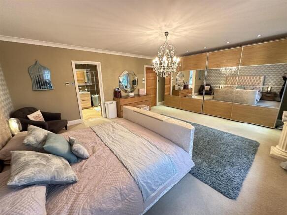 4 bed House for sale Image 12