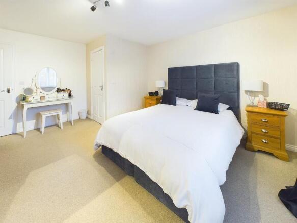 4 bed Town House for sale Image 11