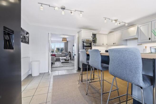 Kitchen/Breakfast Room: