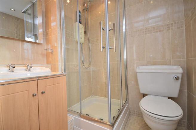 07 ensuite queenswood.JPG