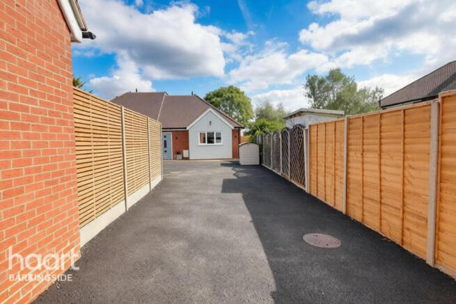 Peachtree Close, Hainault photo 4