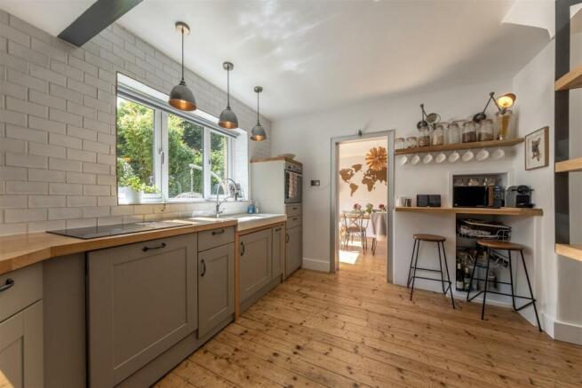 4 Holford Crescent-001.JPG