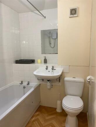 63 Foxglove Bathroom.jpg