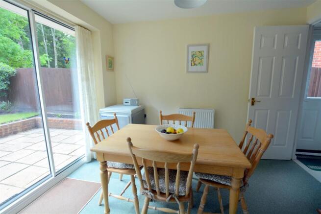 4. Breakfast room.JPG