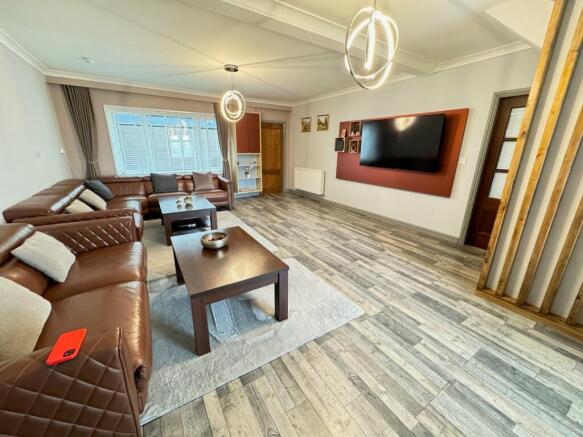 6 bed House for sale Image 10