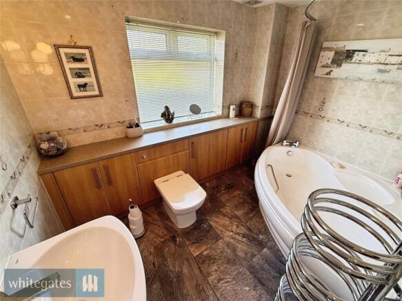 4 bed Bungalow for sale Image 11