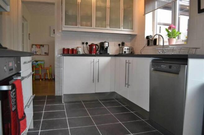 FITTED KITCHEN
