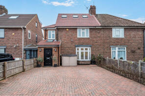 9, Howard Close, London W3 0JY
