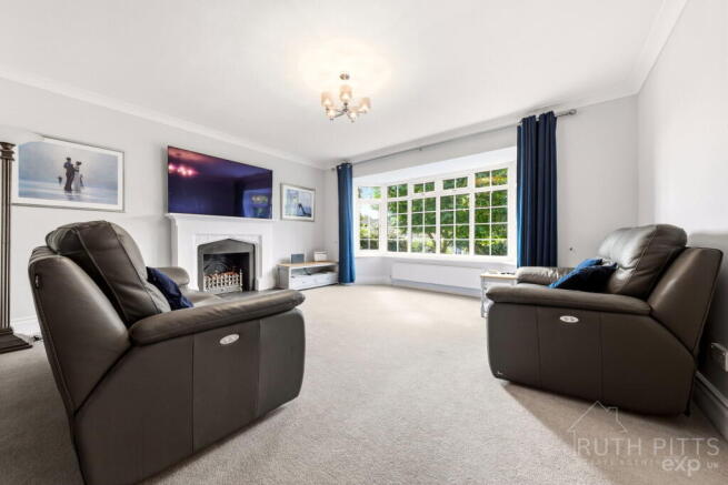 6 bed Detached for sale Image 10