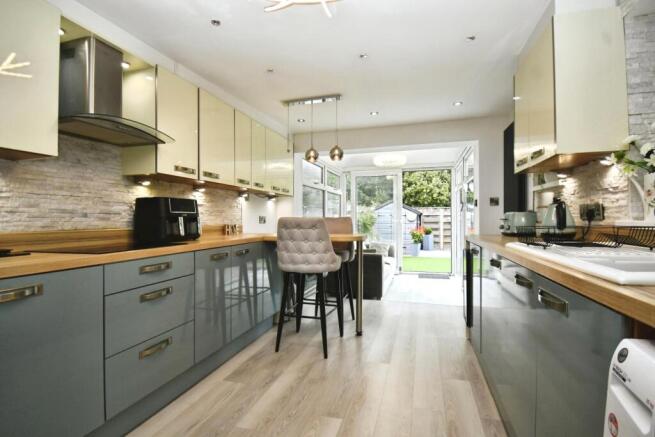3 bed Garages for sale Image 11