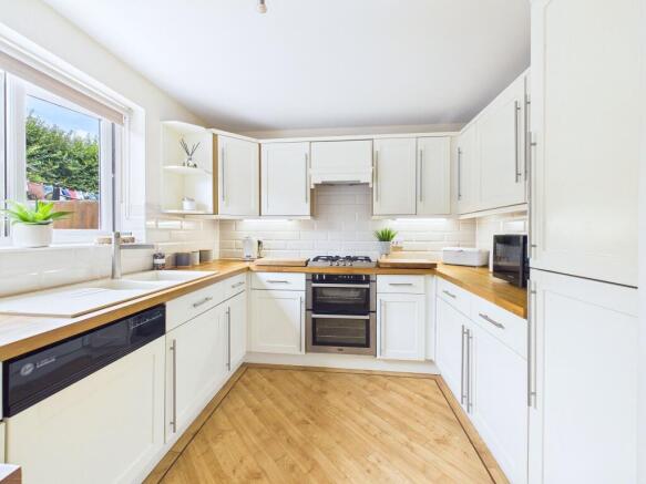 4 bed Detached for sale Image 2