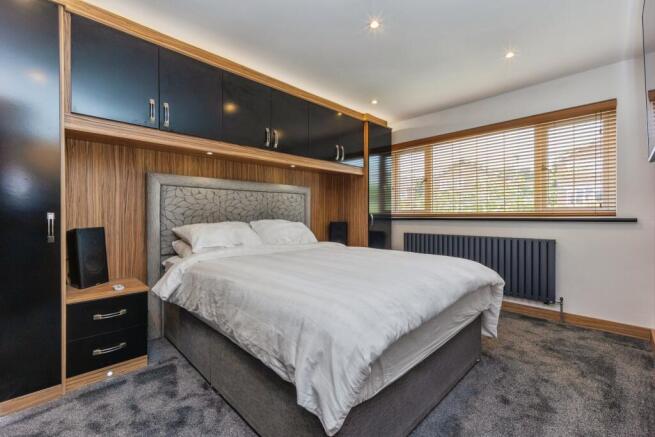 5 bed Detached for sale Image 12
