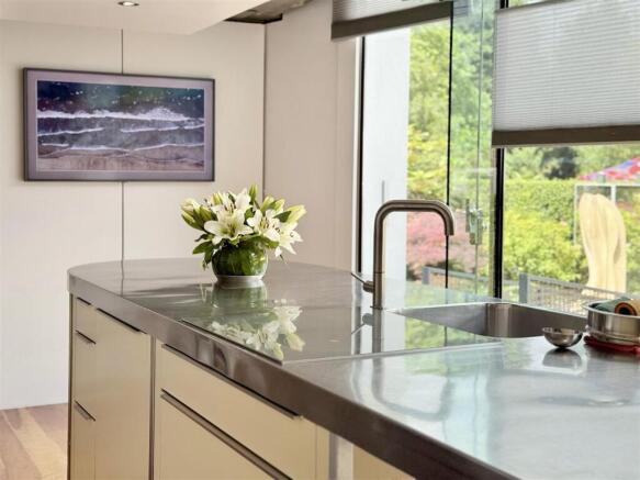 5 bed Detached for sale Image 11