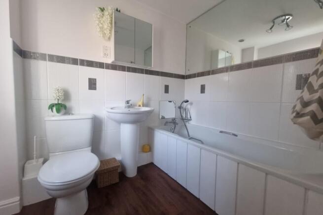 Family Bathroom / WC
