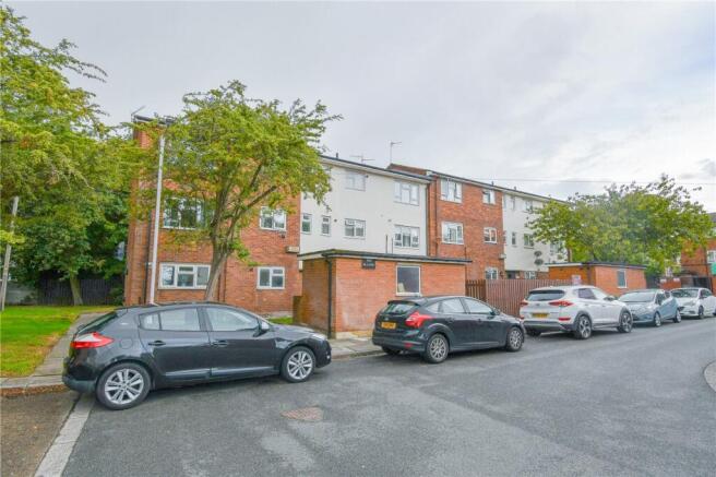 3-bed flat on Devon Gardens, Birkenhead, Wirral, £100,000