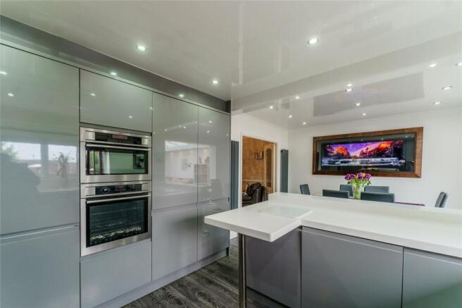 4 bed Detached for sale Image 11