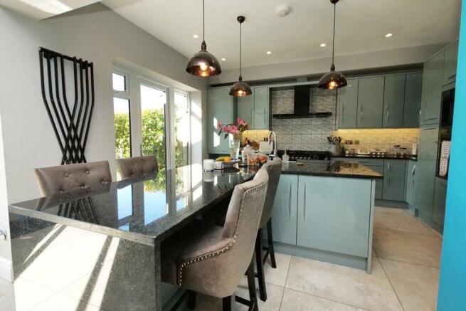 4 bed Semi-Detached for sale Image 11