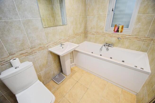 5 bed Detached for sale Image 11