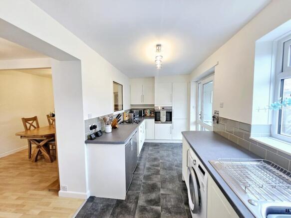 3 bed Semi-Detached for sale Image 8