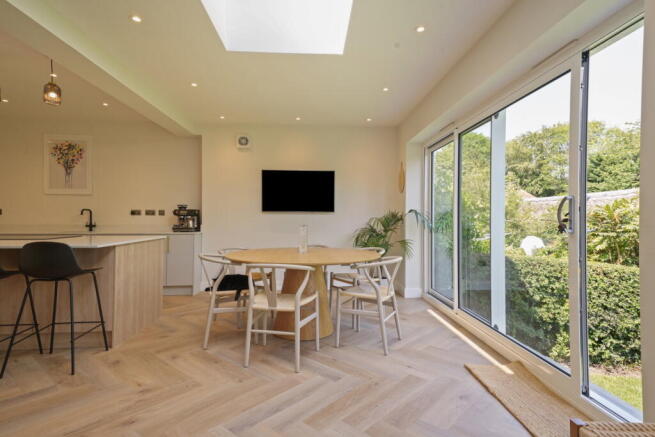 4 bed Semi-Detached for sale Image 12