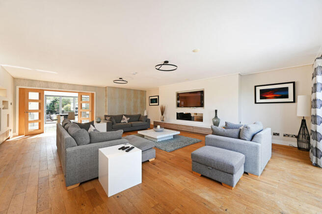 5 bed Detached for sale Image 8