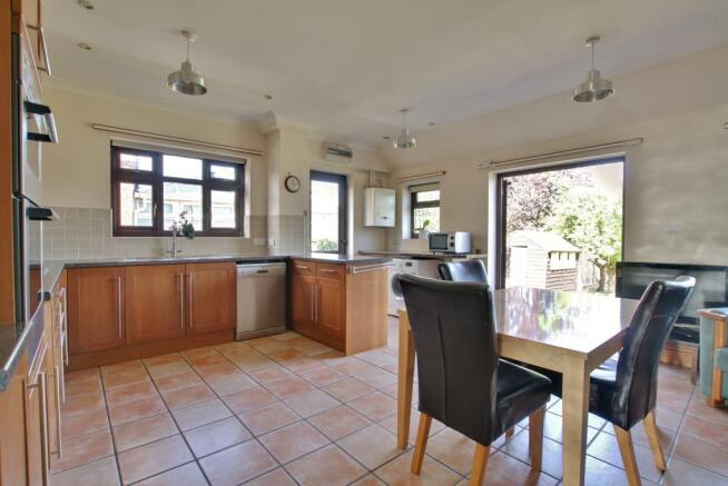 KITCHEN/BREAKFAST ROOM