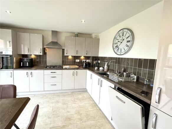 4 bed Detached to rent Image 6