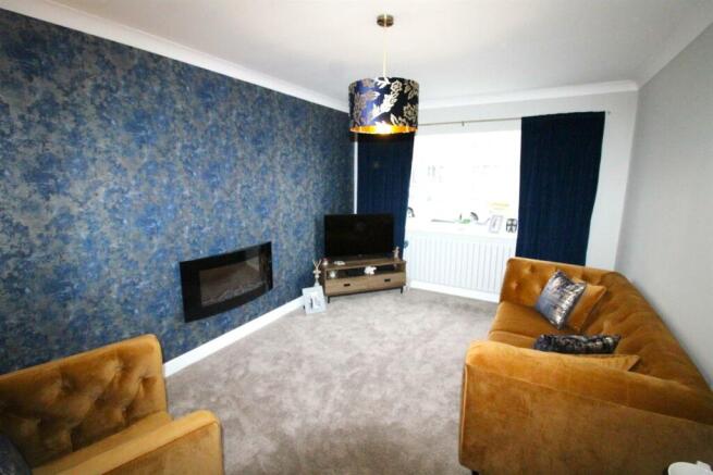 5 Embleton Rd-Lounge2.JPG