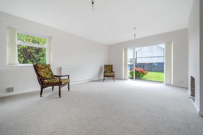 LIVING ROOM/ POSSIBLE EXTRA BEDROOM