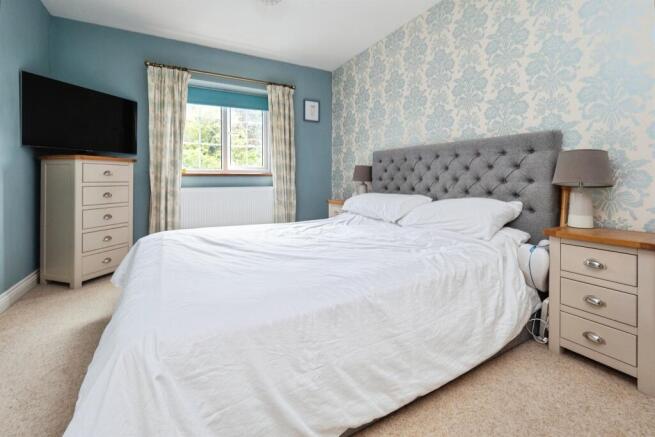 5 bed Detached for sale Image 8