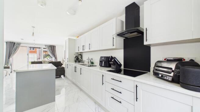 5 bed Detached for sale Image 7