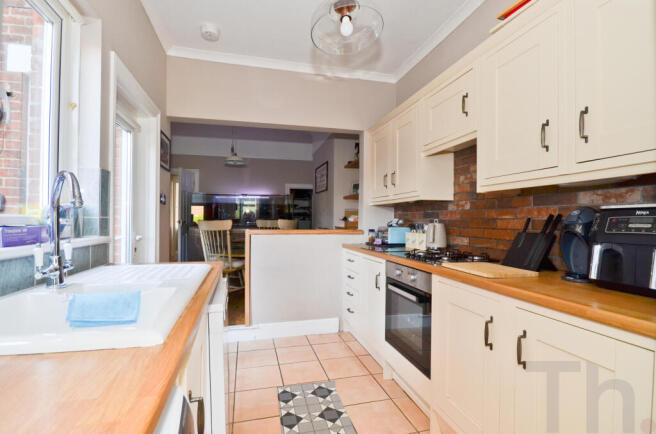 Kitchen (2).JPG