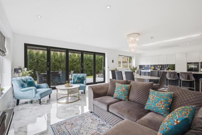 6 bed House for sale Image 5