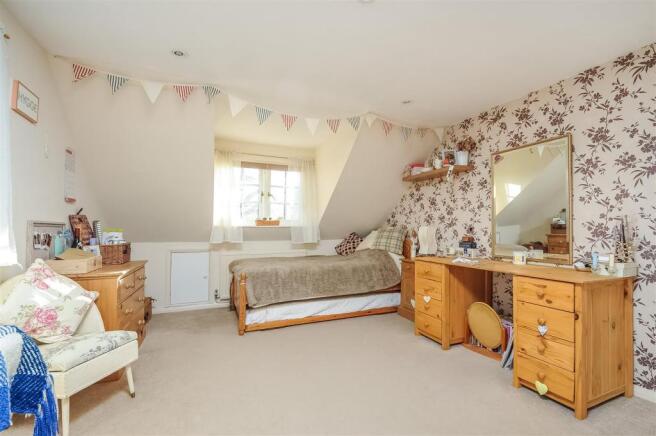 bedroom (2).JPG