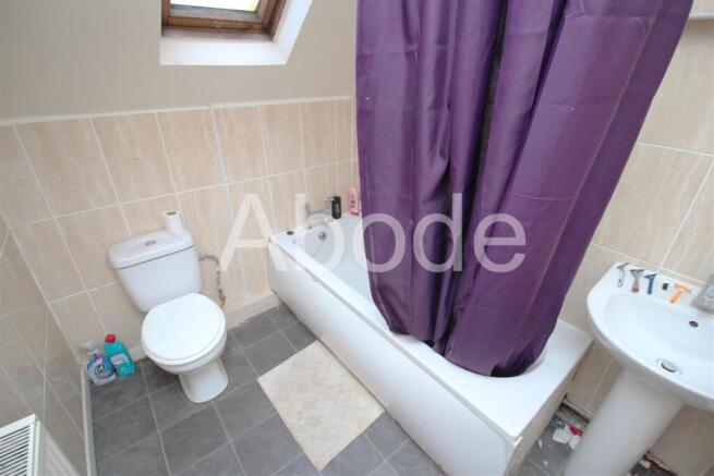 4 bed House to rent Image 5